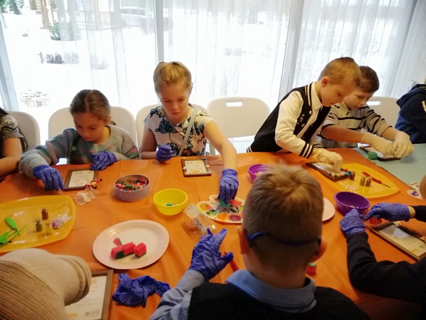 Дети украшают рамки для фото