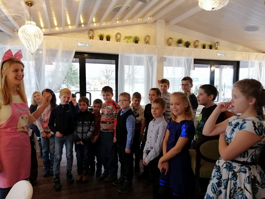 Дети с аниматором отгадывают загадку