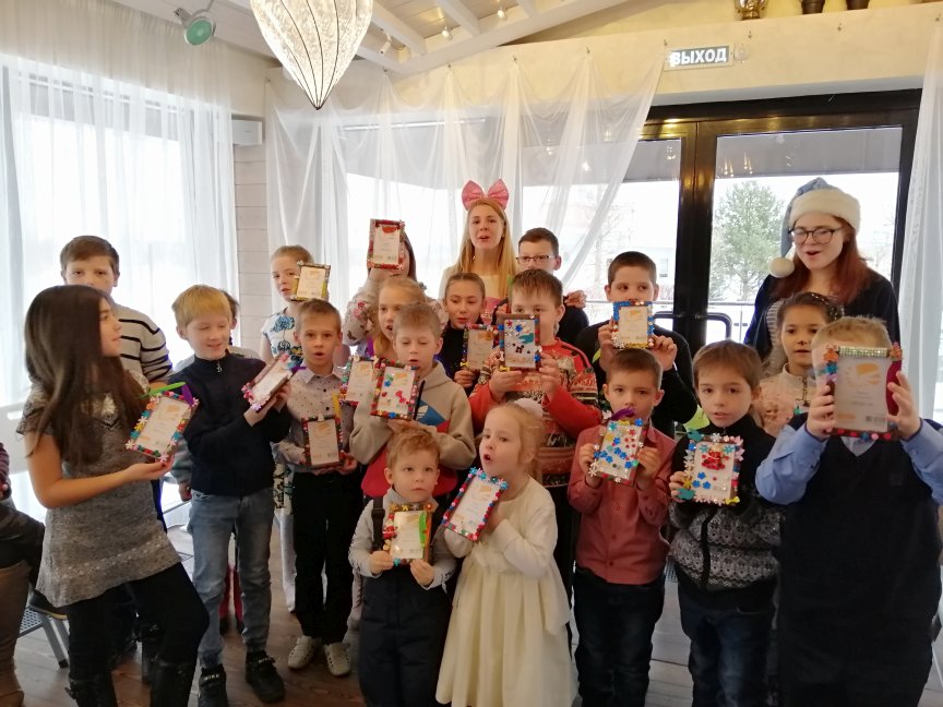 Дети сделали рамочки для фотографий