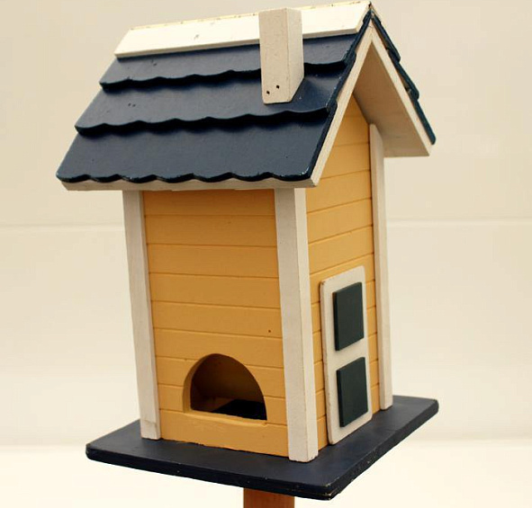 Кормушка-домик на шесте