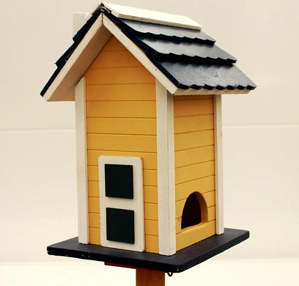 Кормушка-домик на шесте