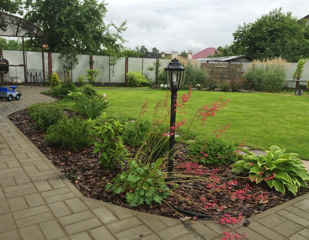 Елена Ведерникова – проект «Европейский дворик» – садовый центр «Южный» фонарь цветы