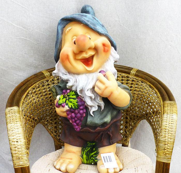 Фигурка "Гном с виноградом"