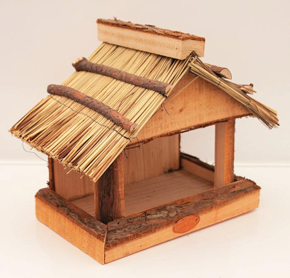 Кормушка с соломенной крышей